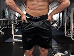 FREAKY VEINY BODYBUILDER FLEXES HIS PHYSIQUE   2