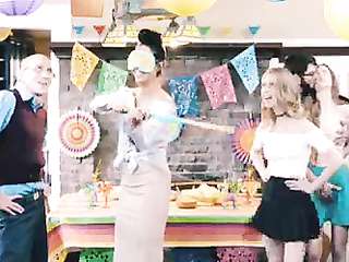 หนังโป๊ฝรั่งถ่ายทำพิเศษสีพาสเทลหนุ่มจัดปาตี้เพื่อหลอกล่อสาว ๆ มาxxxกันที่บ้าน จัดไปตามที่ขอ