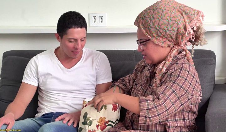 Bbw Mure Et Excitee Portant Un Foulard Et Des Lunettes Se Fait Enfoncer Une Enorm