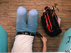 Redhead MILF Sedona Reign Can’t Get Enough Of Mover Alberto Blanco’s Big Cock