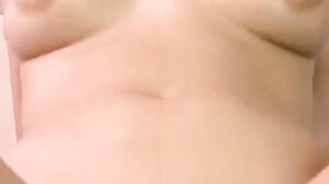 La Bella Ginebra Bellucci Follando En Japón Vertical